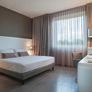 8piuhotel מלון
